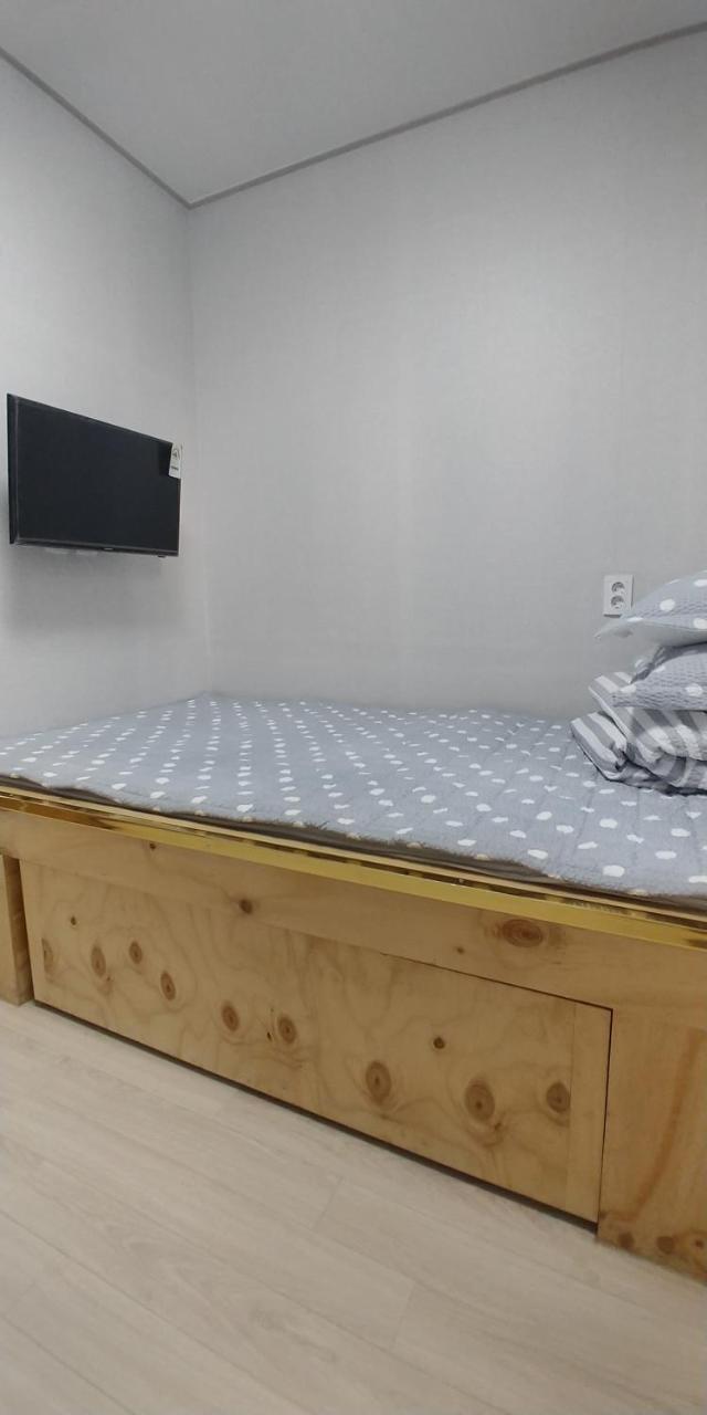 Coco Capsule Guesthouse Пусан Екстер'єр фото