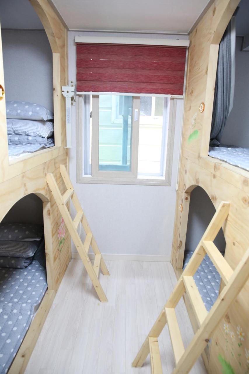 Coco Capsule Guesthouse Пусан Екстер'єр фото