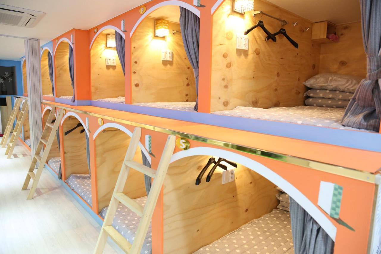 Coco Capsule Guesthouse Пусан Екстер'єр фото