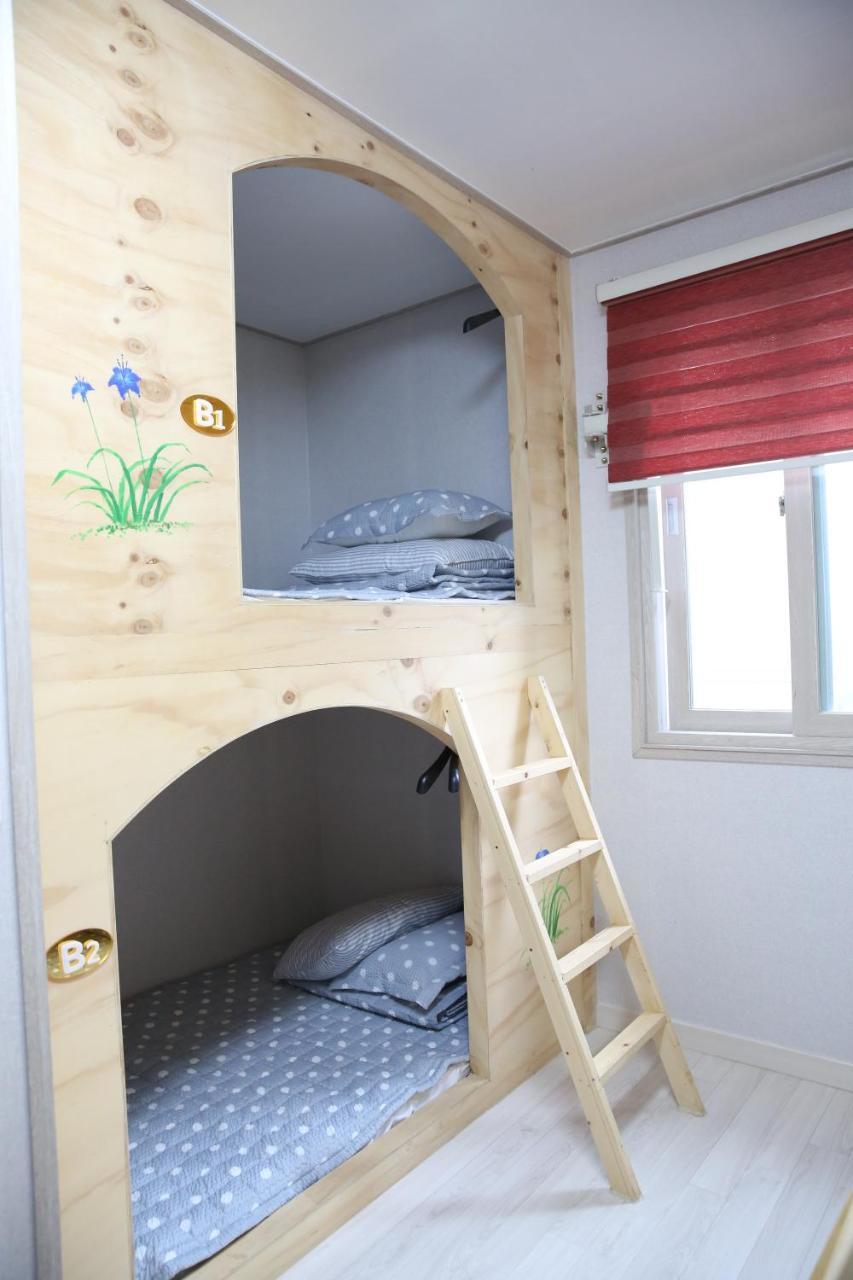 Coco Capsule Guesthouse Пусан Екстер'єр фото