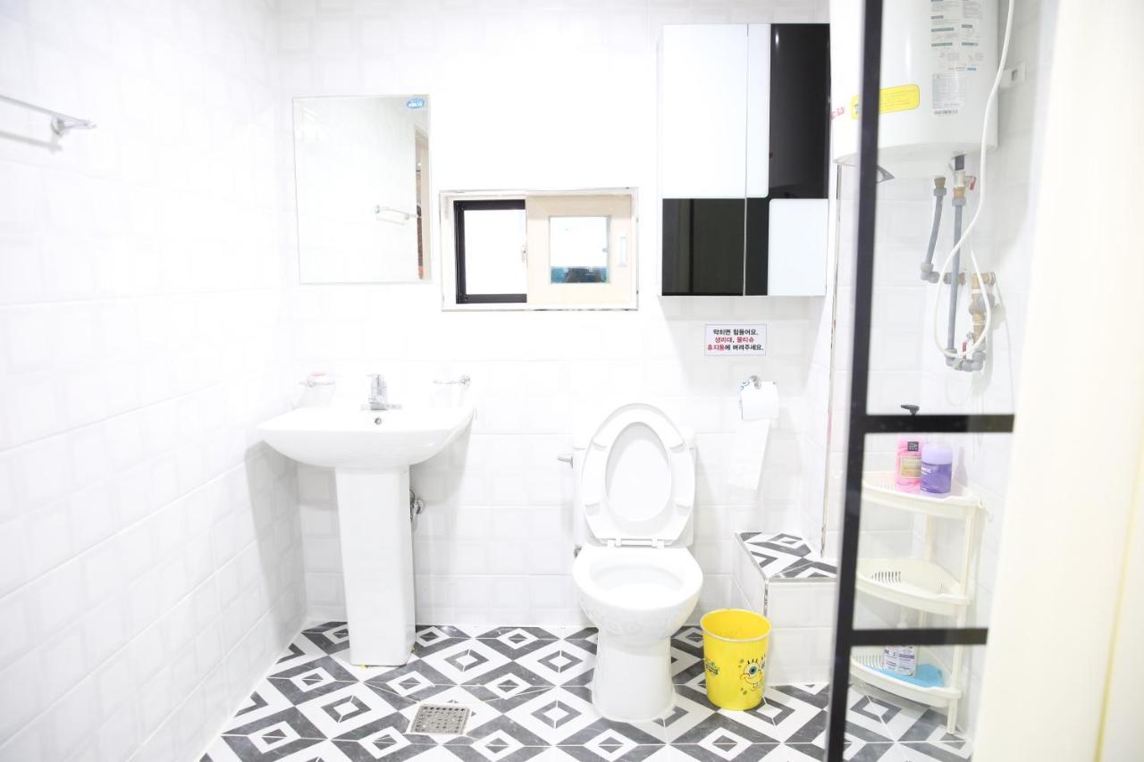 Coco Capsule Guesthouse Пусан Екстер'єр фото