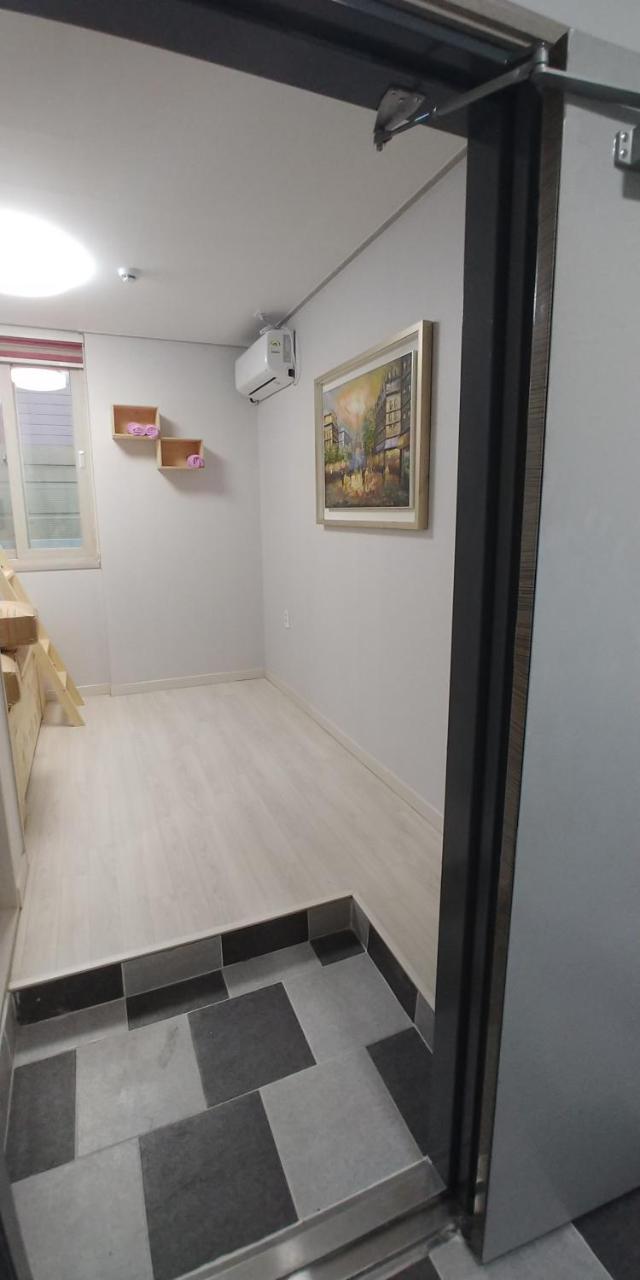 Coco Capsule Guesthouse Пусан Екстер'єр фото