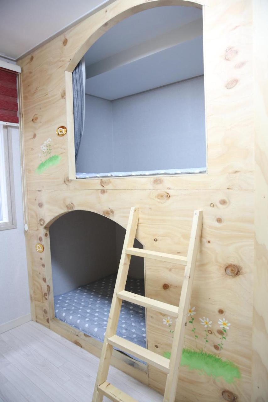 Coco Capsule Guesthouse Пусан Екстер'єр фото